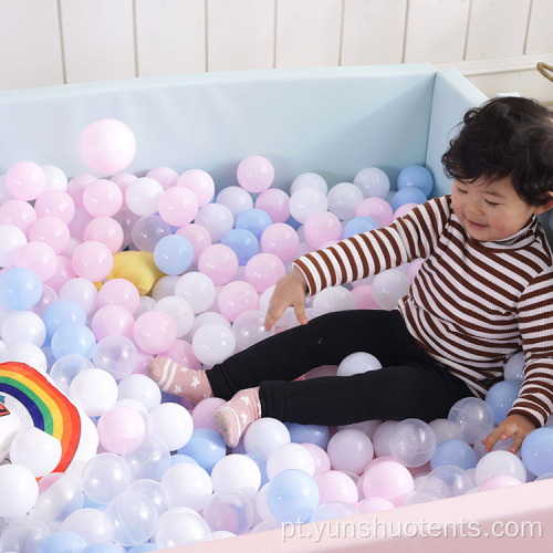 Festa de aniversário infantil na piscina quadrada com bolas do oceano